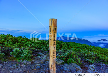 北アルプス 蝶ヶ岳山頂標識と遠望する乗鞍岳・御嶽山 登頂の絶景パノラマ 139095395