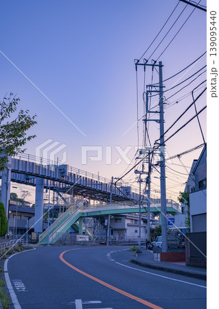 早朝の光に包まれた西鎌倉駅と湘南モノレールの風景 早朝の光に包まれた西鎌倉駅と湘南モノレールの風景 139095440