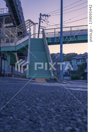 早朝の光に包まれた西鎌倉駅と湘南モノレールの風景 早朝の光に包まれた西鎌倉駅と湘南モノレールの風景 139095442