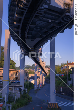 早朝の光に包まれた西鎌倉駅と湘南モノレールの風景 早朝の光に包まれた西鎌倉駅と湘南モノレールの風景 139095443