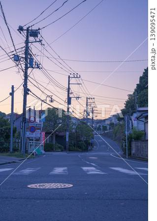 朝焼けに染まる静かな住宅街　生活道路の景色 139095471