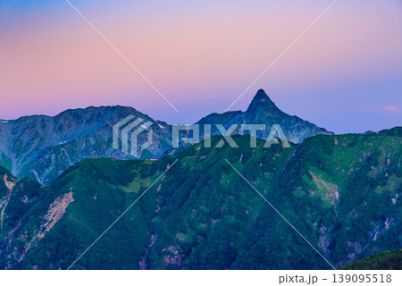 北アルプス 黎明の槍ヶ岳 常念乗越から望むビーナスの帯と朝焼けの絶景 北アルプス 黎明の槍ヶ岳 常念乗越から望むビーナスの帯と朝焼けの絶景 139095518