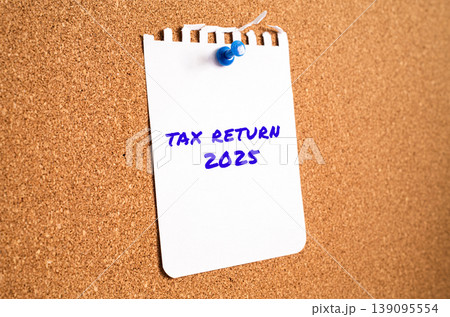 Tax Return 2025 handwritten note on notepad pinned on cork bulletin board. USA annual filing deadline concept Tax Return 2025 handwritten note on notepad pinned on cork bulletin board. USA annual filing deadline concept 139095554