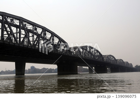 Bridge across the river, Vivekananda Setu. It links the city of Howrah, at Bally, to its twin city of Kolkata, at Dakshineswar. 139096075
