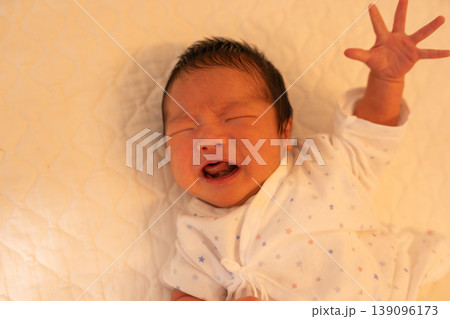 手をあげる泣く赤ちゃん 手をあげる泣く赤ちゃん 139096173