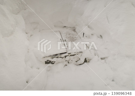 雪に埋まったゴミ集積所 雪に埋まったゴミ集積所 139096348