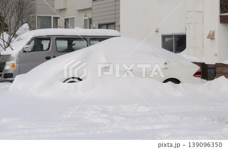 雪に埋まる車 雪に埋まる車 139096350