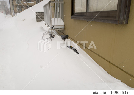 雪に埋まった自転車 雪に埋まった自転車 139096352