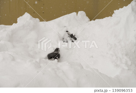 雪に埋まった自転車 雪に埋まった自転車 139096353