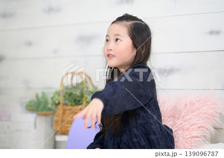 室内で面接の練習をする日本人の女の子 139096787