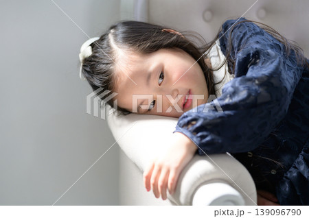 ソファにもたれてリラックスする日本人の女の子 ソファにもたれてリラックスする日本人の女の子 139096790