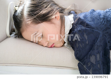 ソファで眠る日本人の女の子 ソファで眠る日本人の女の子 139096791
