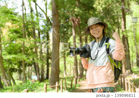 山でカメラを持ってガッツポーズをする日本人女性 山でカメラを持ってガッツポーズをする日本人女性 139096811