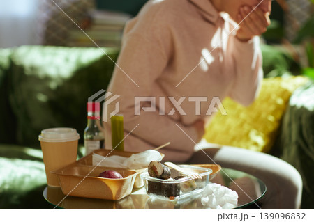 Severe Abdominal Pain and Nausea After Eating Fast Food Severe Abdominal Pain and Nausea After Eating Fast Food 139096832