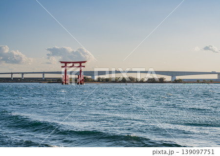 浜松市の日の入り前の弁天島の赤い鳥居の風景(静岡県) 浜松市の日の入り前の弁天島の赤い鳥居の風景(静岡県) 139097751