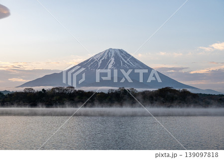 早朝の精進湖と子抱き富士 早朝の精進湖と子抱き富士 139097818