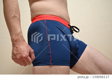 お腹の贅肉をつまむ太った男性 お腹の贅肉をつまむ太った男性 139098117