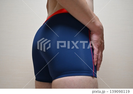 お腹の贅肉をつまむ太った男性 お腹の贅肉をつまむ太った男性 139098119