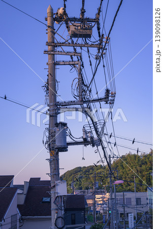 朝焼けの空に映える住宅街の電柱と静かな街並み 139098126