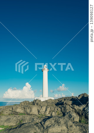 夏空と岩礁が美しい残波岬灯台の絶景風景　沖縄県　 139098127