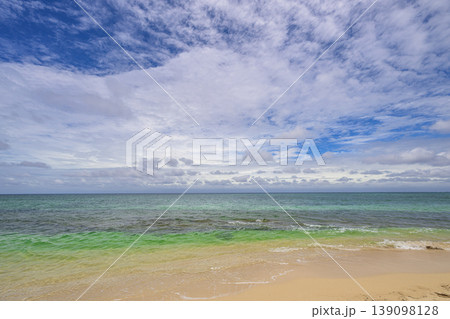 エメラルドの海が広がる石垣島の爽やかなビーチ風景 139098128
