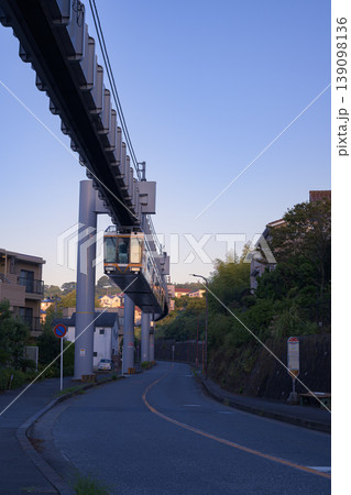 早朝の光に包まれた西鎌倉駅と湘南モノレールの風景 早朝の光に包まれた西鎌倉駅と湘南モノレールの風景 139098136