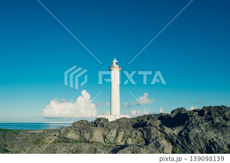 夏空と岩礁が美しい沖縄県残波岬灯台の絶景風景 139098139