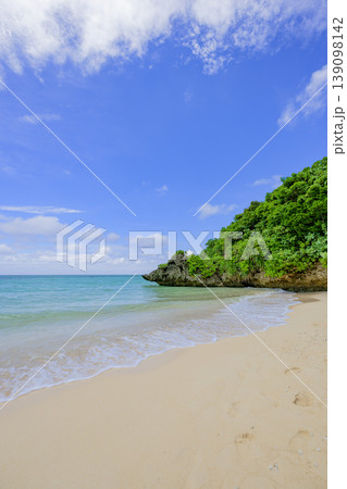 青空とエメラルドの海が映える石垣島　平久保ビーチの風景 139098142