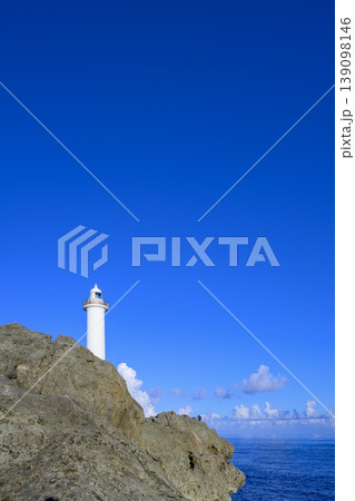 夏空と岩礁が美しい沖縄県残波岬灯台の絶景風景 夏空と岩礁が美しい沖縄県残波岬灯台の絶景風景 139098146