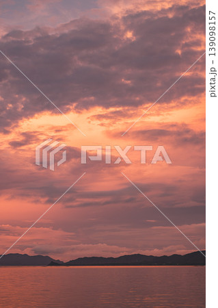茜色の空と海が溶け合う石垣島の美しい夕景 茜色の空と海が溶け合う石垣島の美しい夕景 139098157