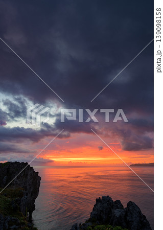 夜明け前の空と海が幻想的に広がる辺戸岬の絶景パノラマ 夜明け前の空と海が幻想的に広がる辺戸岬の絶景パノラマ 139098158
