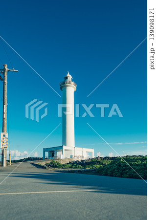 夏空と岩礁が美しい沖縄県残波岬灯台の絶景風景 139098171