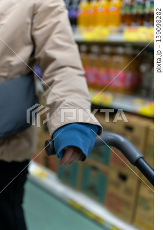 スーパーマーケットでの買い出し:カートを操作する手元 スーパーマーケットでの買い出し:カートを操作する手元 139098282