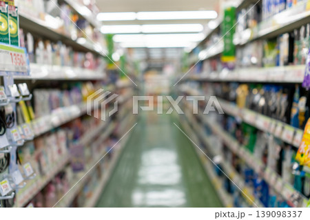 ドラッグストア店内のアウトフォーカス背景素材 139098337