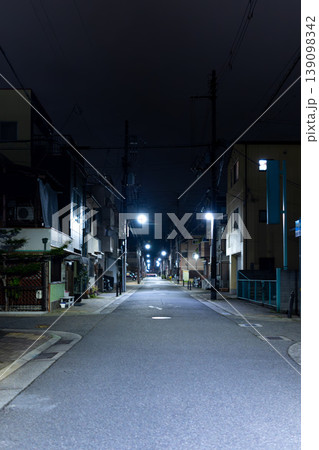 深夜の住宅街に伸びる静かな道路風景 深夜の住宅街に伸びる静かな道路風景 139098342