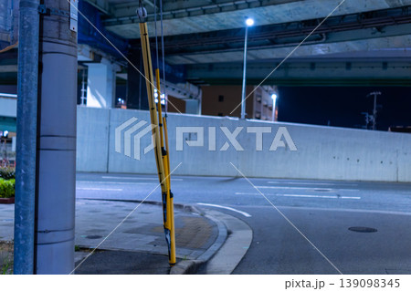 深夜の住宅街に伸びる静かな道路風景 139098345