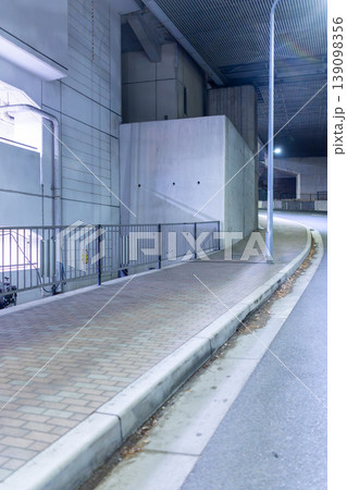 街灯に照らされた無人の深夜の街並み 街灯に照らされた無人の深夜の街並み 139098356