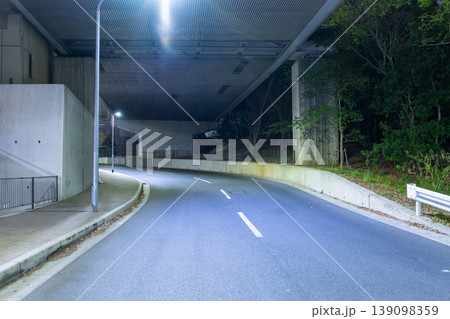 街灯に照らされた無人の深夜の街並み 139098359