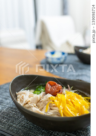 鶏飯風のだし茶漬け。梅干しと薬味を添えて。 鶏飯風のだし茶漬け。梅干しと薬味を添えて。 139098714