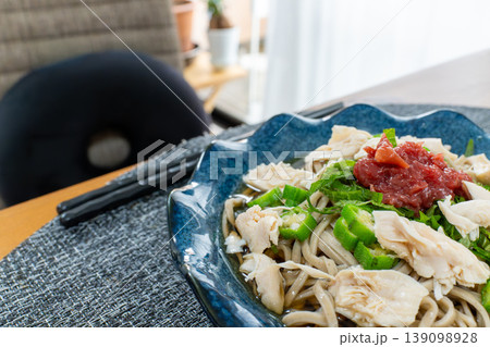 鶏むね肉と梅干しのさっぱり冷製そば 鶏むね肉と梅干しのさっぱり冷製そば 139098928