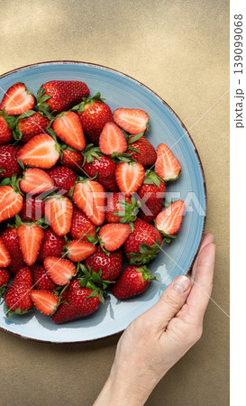Hand holding plate strawberries healthy lifestyle Hand holding plate strawberries healthy lifestyle 139099068