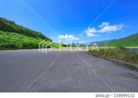 開放感あふれる名蔵ダム湖畔の爽やかな風景 139099132