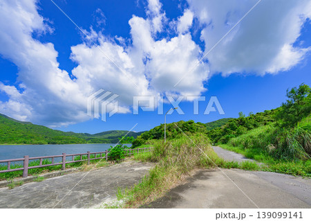 白い雲と青い湖面が映える名蔵ダム湖畔の風景 白い雲と青い湖面が映える名蔵ダム湖畔の風景 139099141