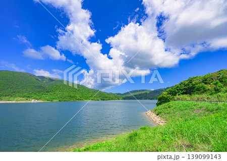 白い雲と青い湖面が映える名蔵ダム湖畔の風景 白い雲と青い湖面が映える名蔵ダム湖畔の風景 139099143