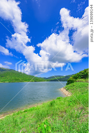 白い雲と青い湖面が映える名蔵ダム湖畔の風景 139099144