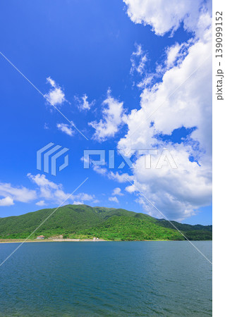 白い雲と青い湖面が映える名蔵ダム湖畔の風景 白い雲と青い湖面が映える名蔵ダム湖畔の風景 139099152