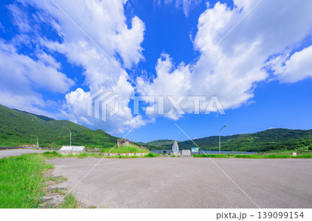 白い雲と青い湖面が映える名蔵ダム湖畔の風景 白い雲と青い湖面が映える名蔵ダム湖畔の風景 139099154
