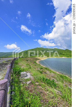 石垣島の自然美を感じる名蔵ダム湖畔の静かな景色 石垣島の自然美を感じる名蔵ダム湖畔の静かな景色 139099165