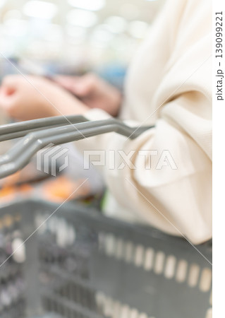 スーパーで買い物をする人物の手元と買い物かご スーパーで買い物をする人物の手元と買い物かご 139099221
