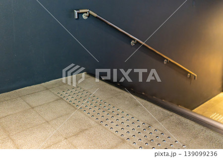 コンクリート製の階段とメタリックな手すり 139099236